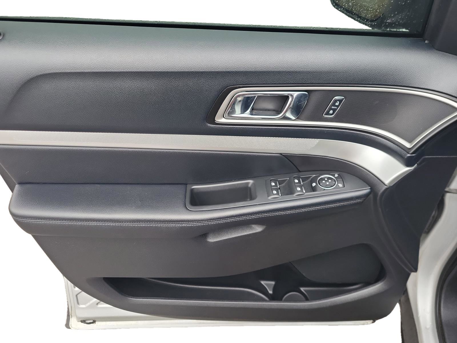 Used 2016 Ford Explorer XLT w/ Equipment Group 201A image 9