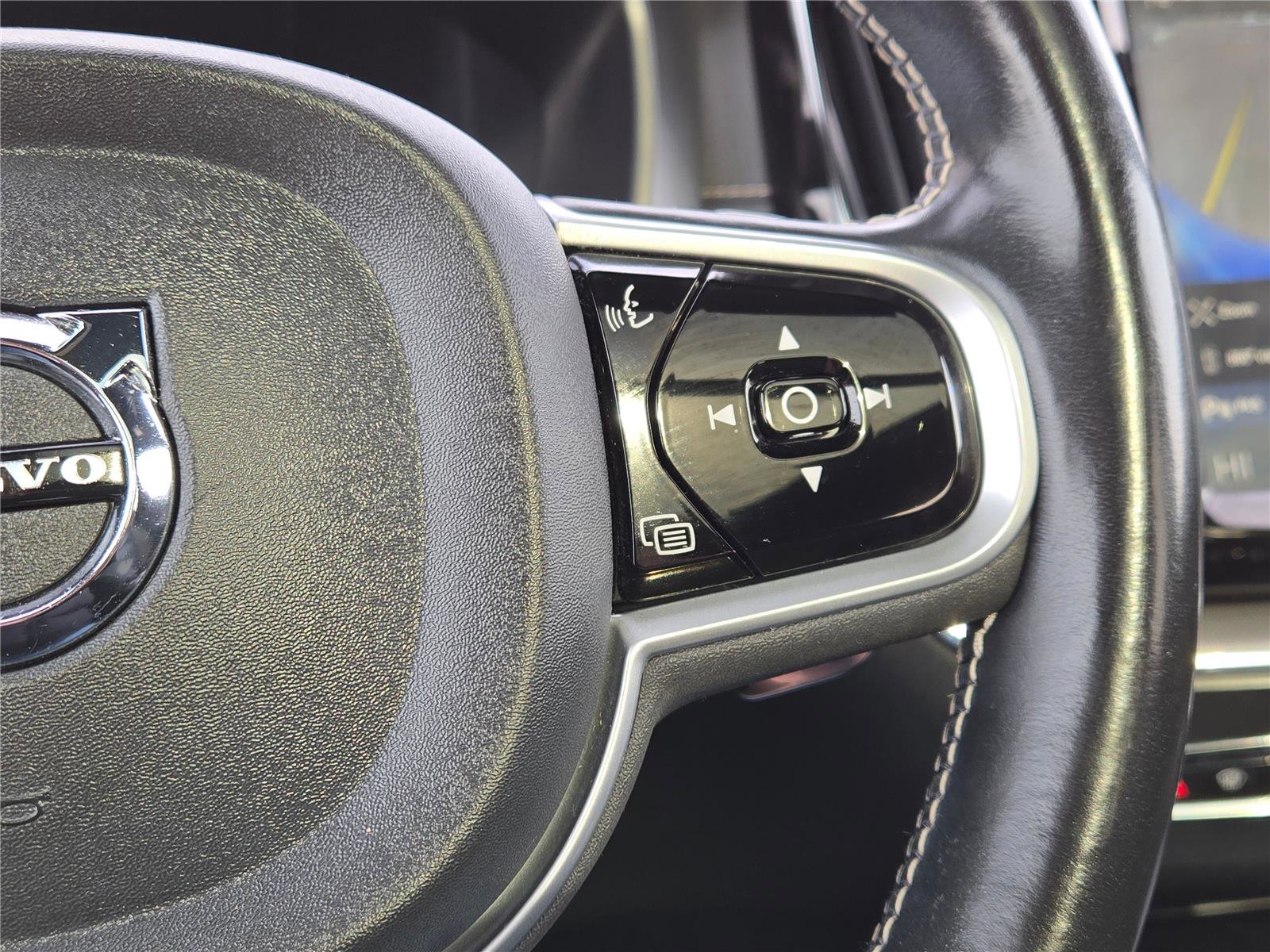 Used 2020 Volvo XC60 T5 R-Design image 32