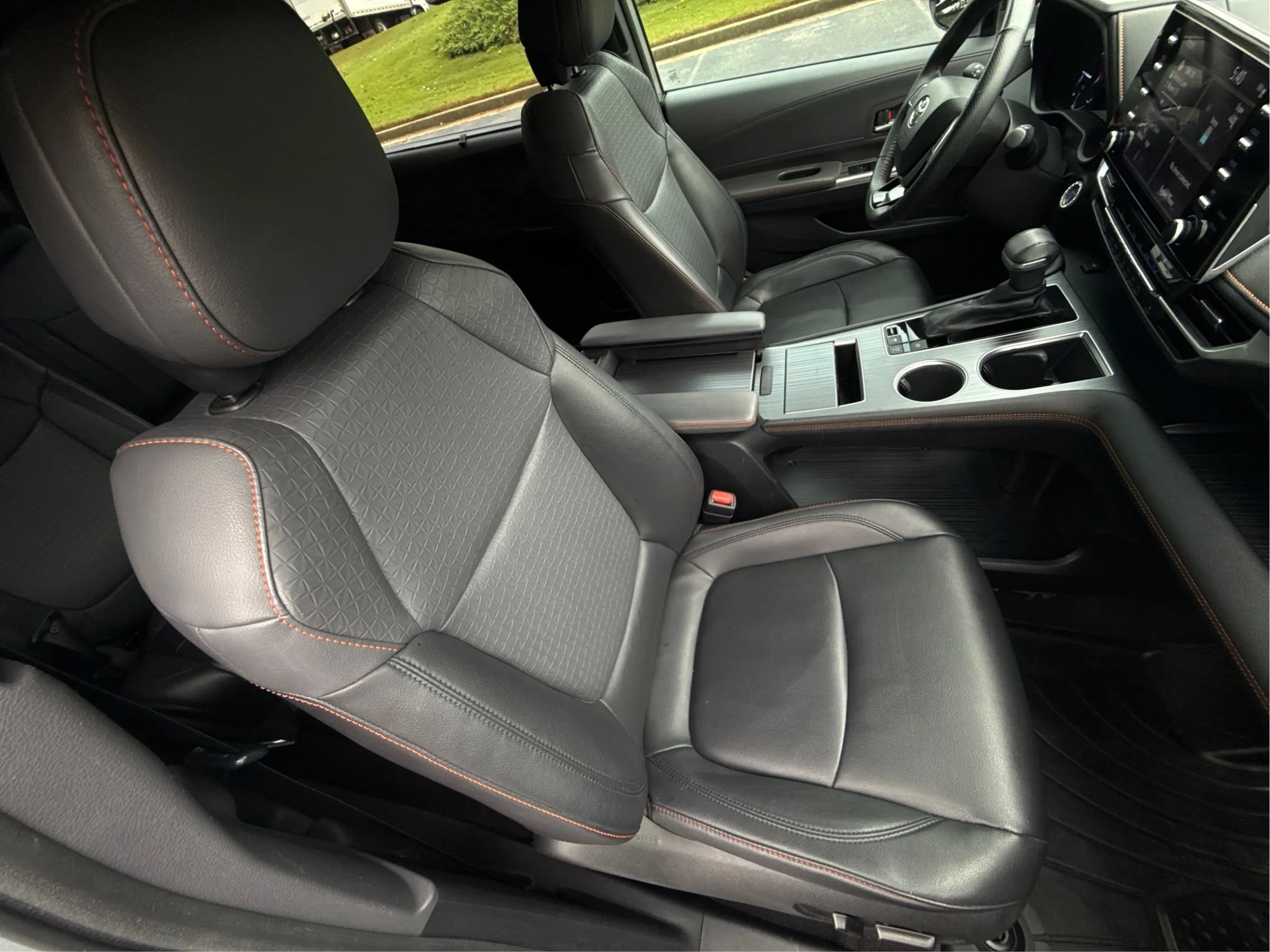 Used 2022 Toyota Sienna XSE FWD image 17