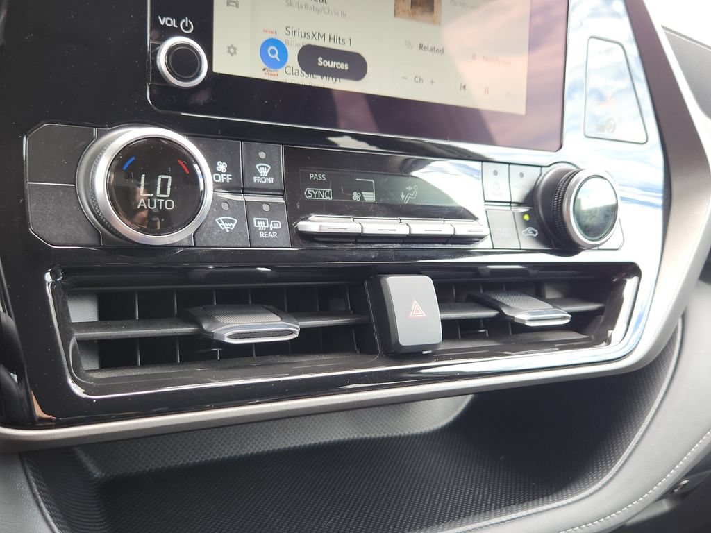 Used 2025 Toyota Highlander LE AWD/4WD image 10