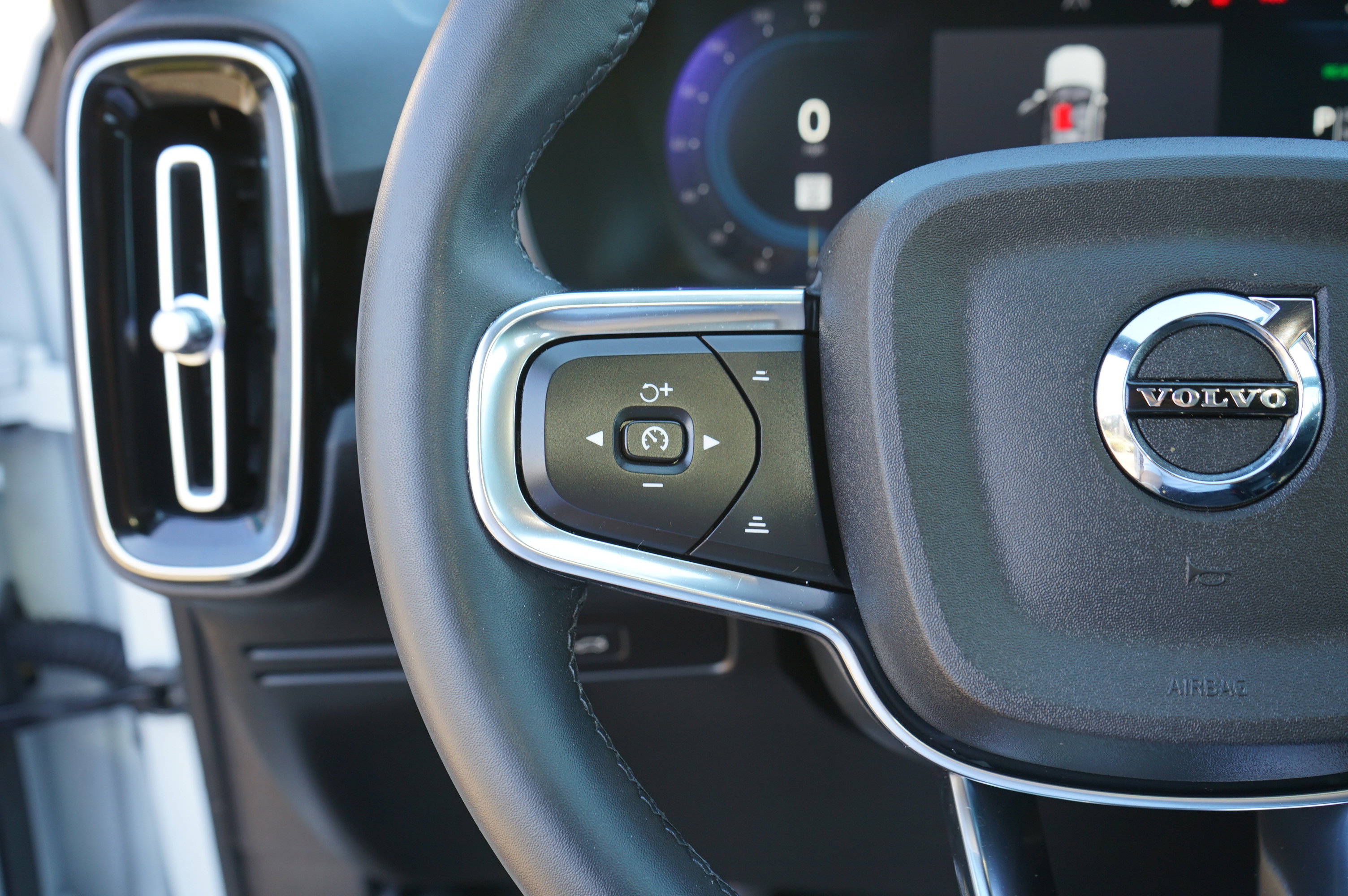 Used 2023 Volvo XC40 Recharge Ultimate image 28