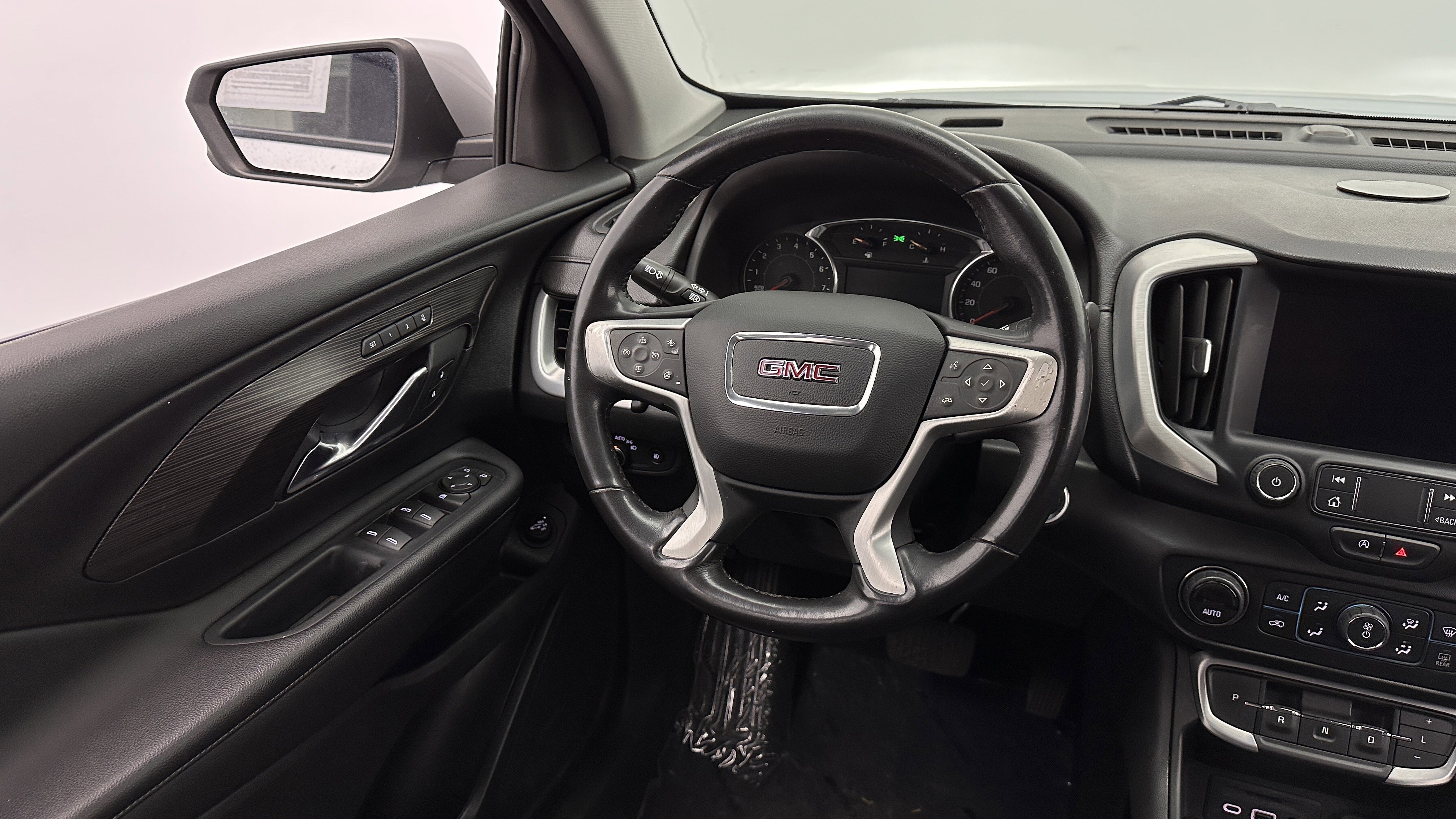 Used 2022 GMC Terrain SLT image 25