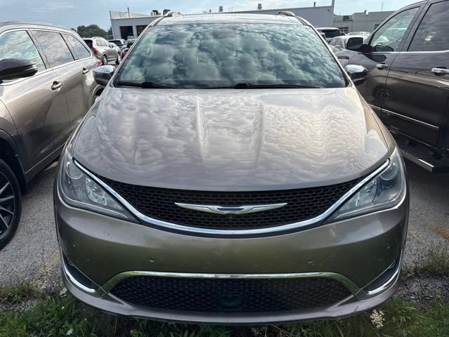 Used 2018 Chrysler Pacifica Limited w/ Tire & Wheel Group FWD image 8