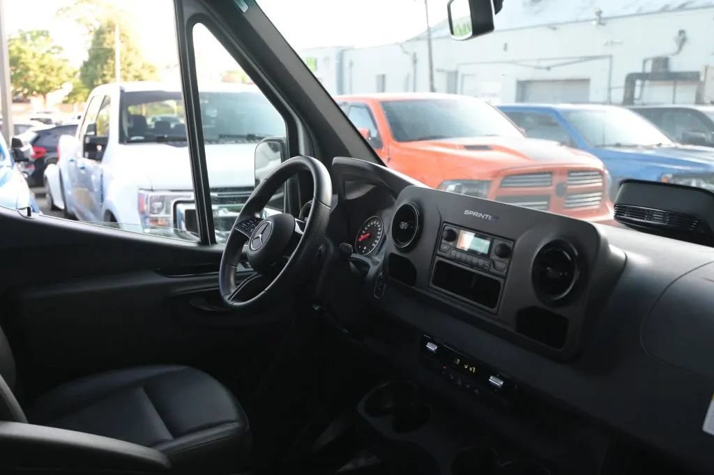 Used 2025 Mercedes-Benz Sprinter 2500 image 38