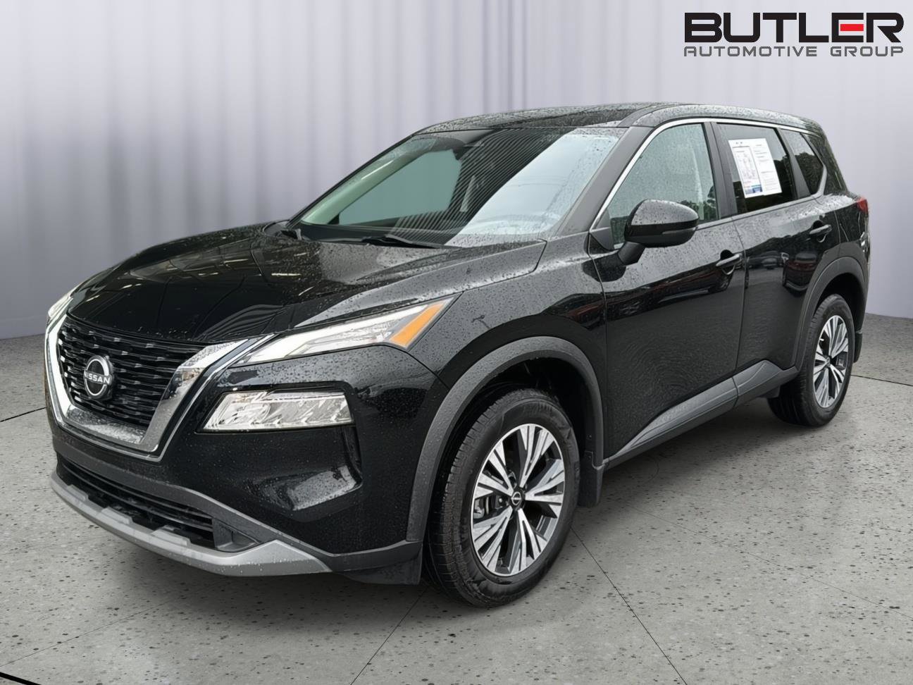 Used 2022 Nissan Rogue SV image 2