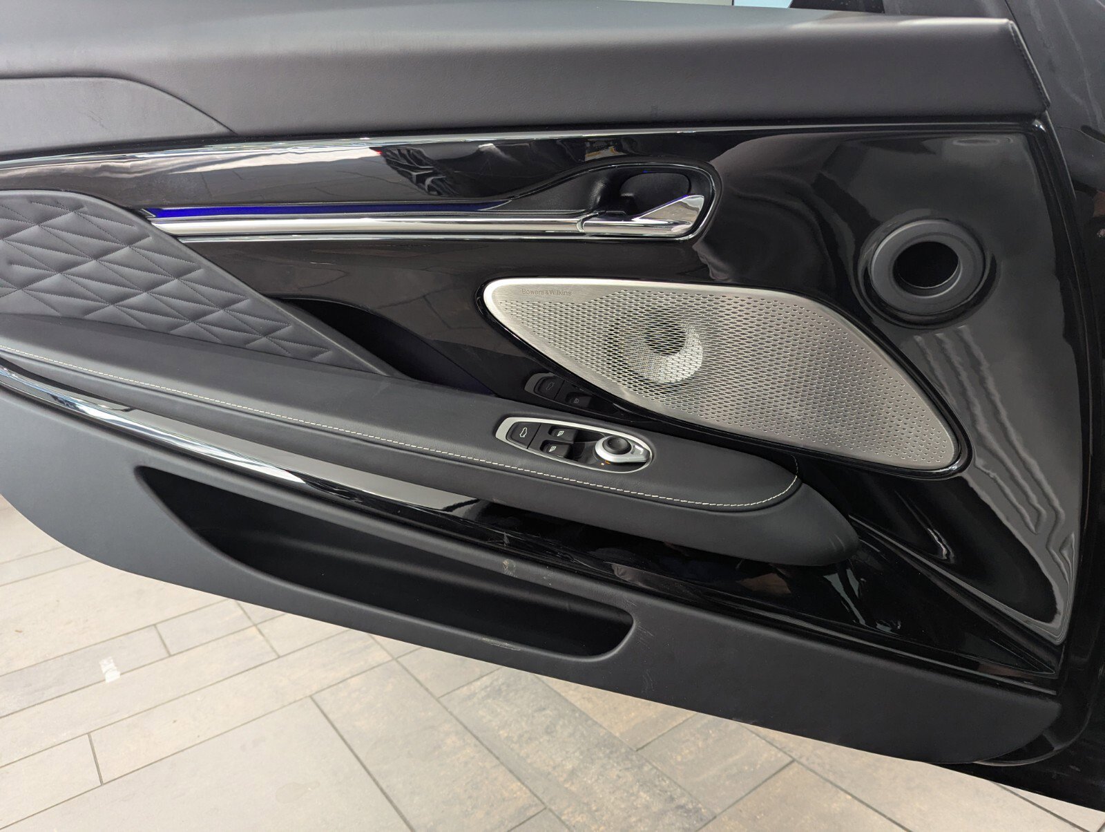 Used 2025 Aston Martin DB12 Coupe image 16