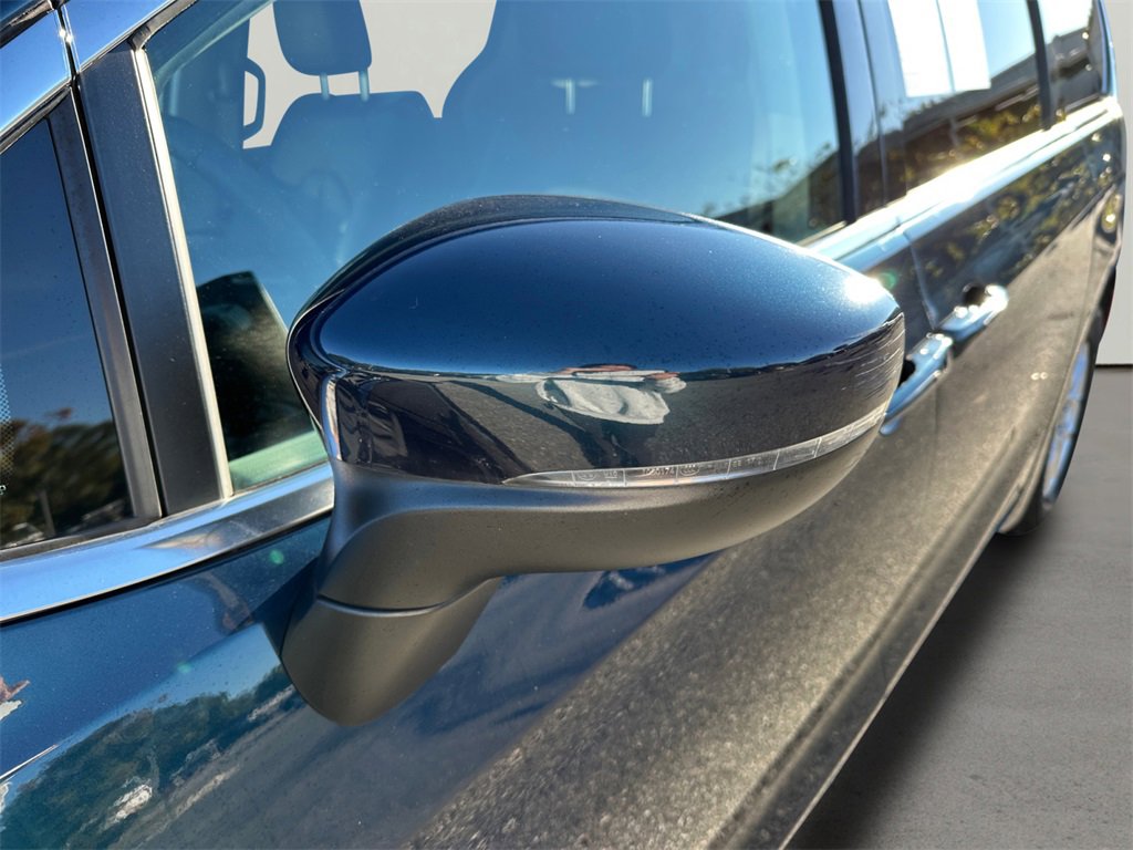 Used 2023 Chrysler Pacifica Touring-L image 11