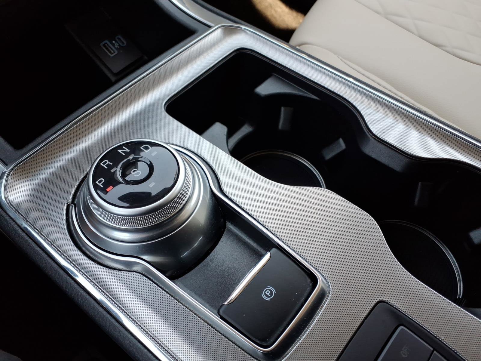 Used 2023 Ford Edge Titanium w/ Class II Trailer Tow Package AWD/4WD image 21