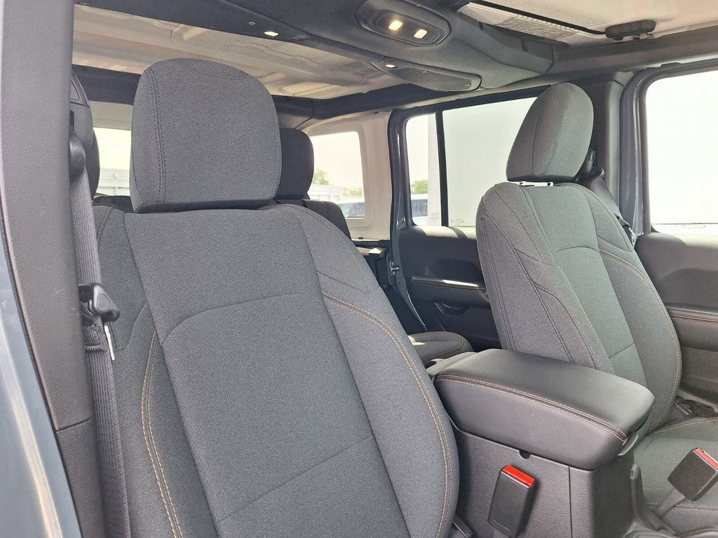 Used 2025 Jeep Wrangler Unlimited Sahara w/ Safety Group AWD/4WD image 27