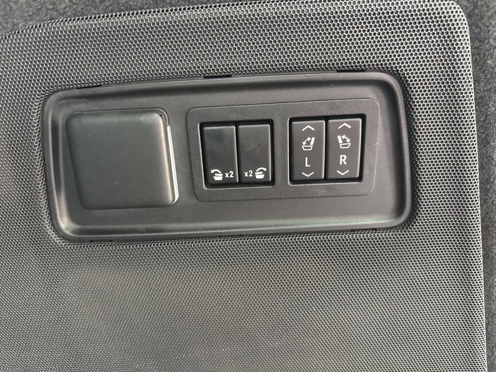 Used 2022 Cadillac Escalade ESV Premium Luxury Platinum image 23