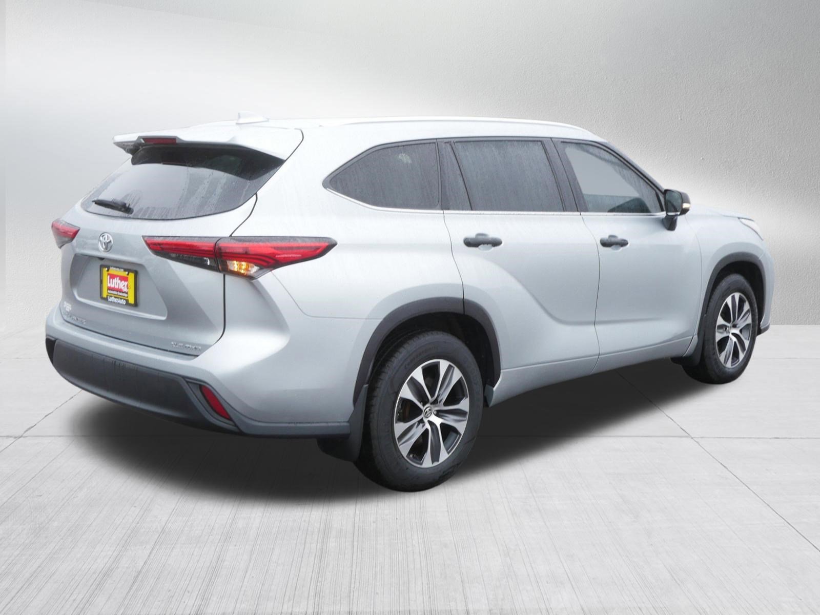 Used 2020 Toyota Highlander XLE AWD/4WD image 7