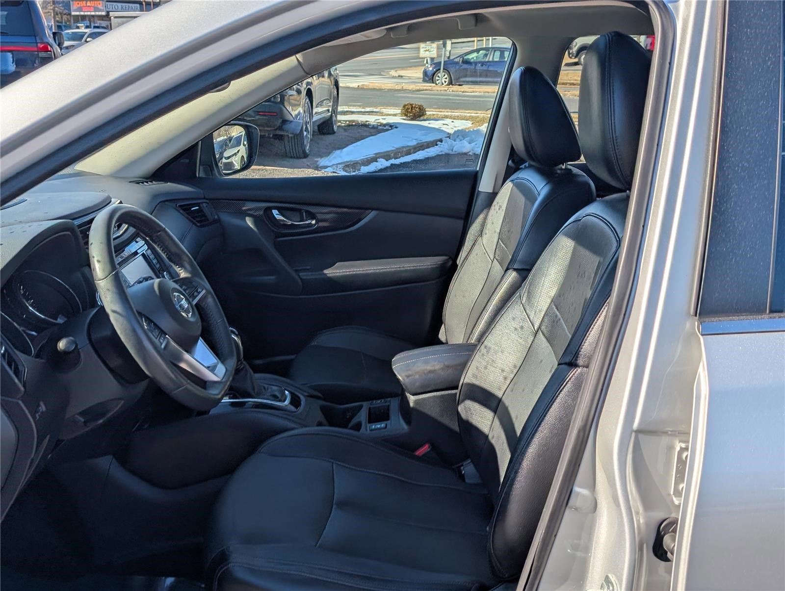 Used 2017 Nissan Rogue SL w/ SL Premium Package image 16