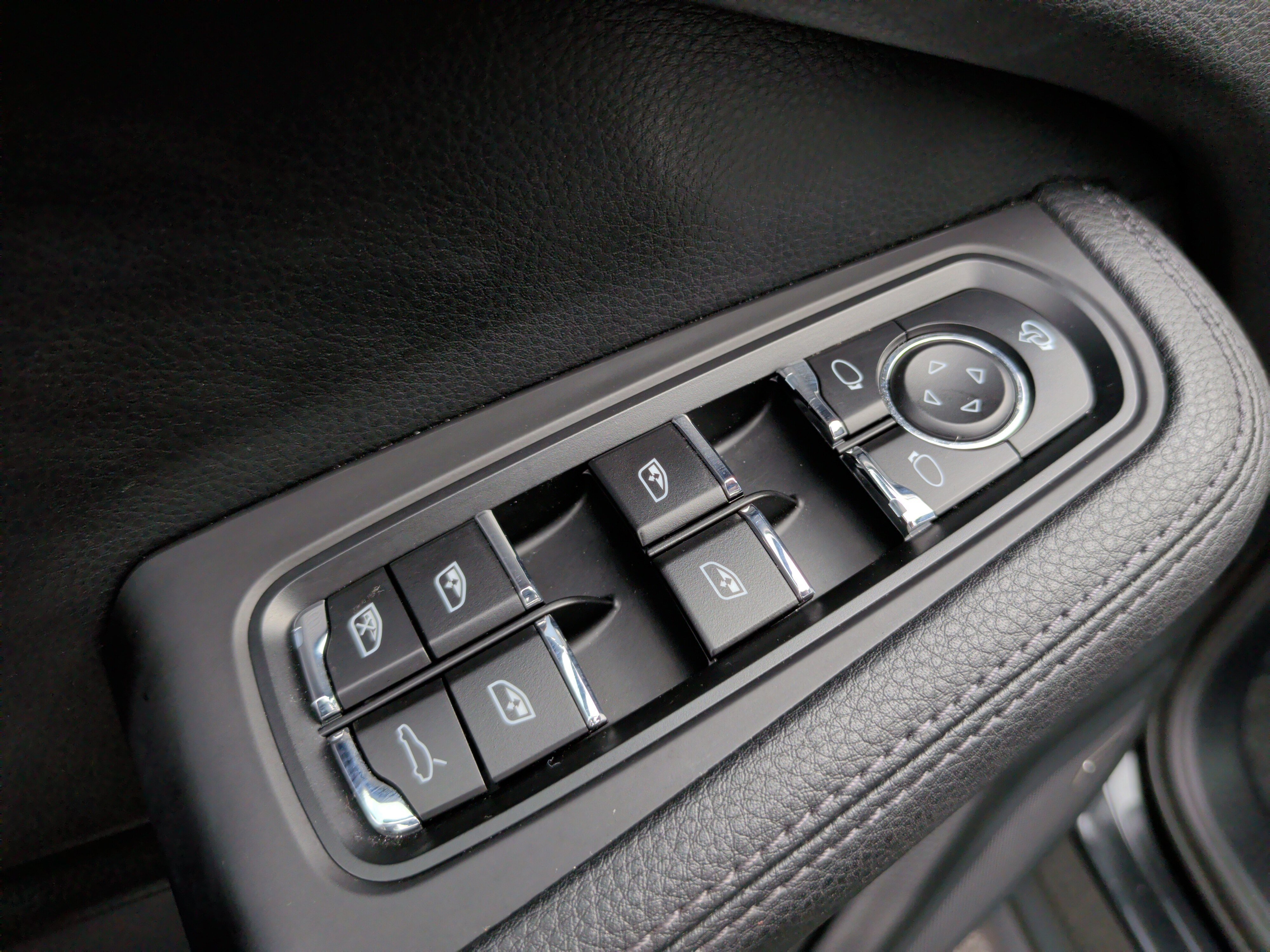 Used 2024 Porsche Macan image 28