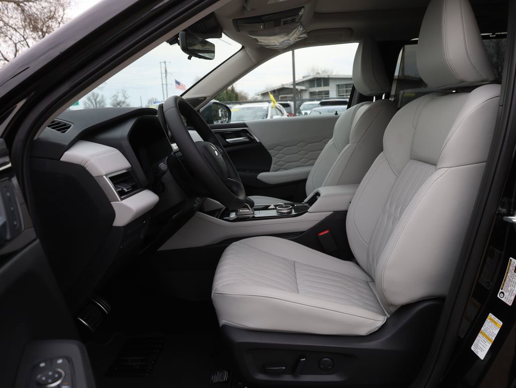 New 2025 Mitsubishi Outlander AWD image 36