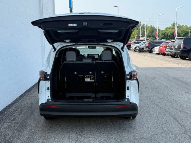 Used 2025 Toyota Sienna XLE FWD image 9