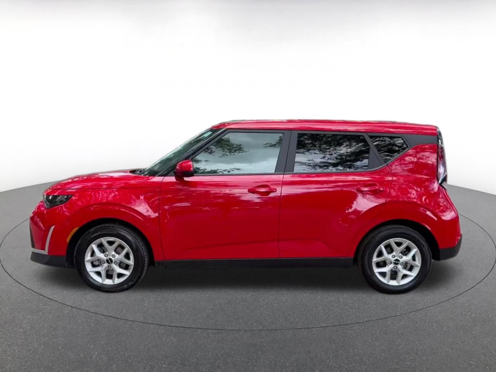 Used 2025 Kia Soul LX w/ LX Technology Package FWD image 14
