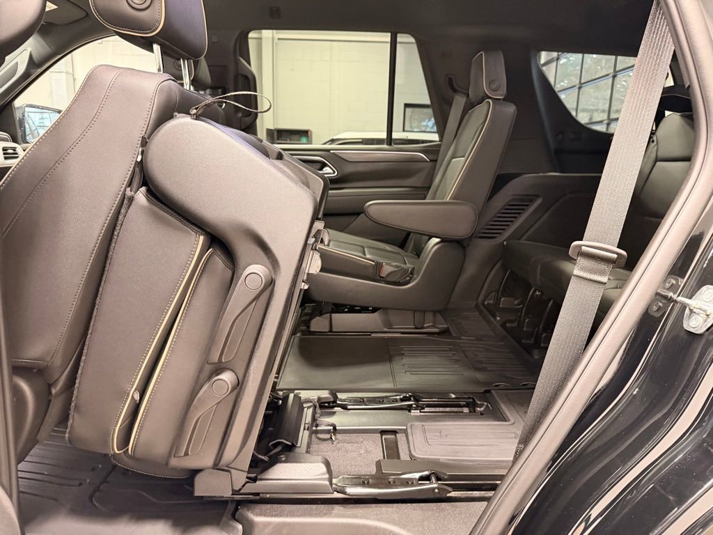 Used 2023 GMC Yukon SLT w/ SLT Luxury Package image 14