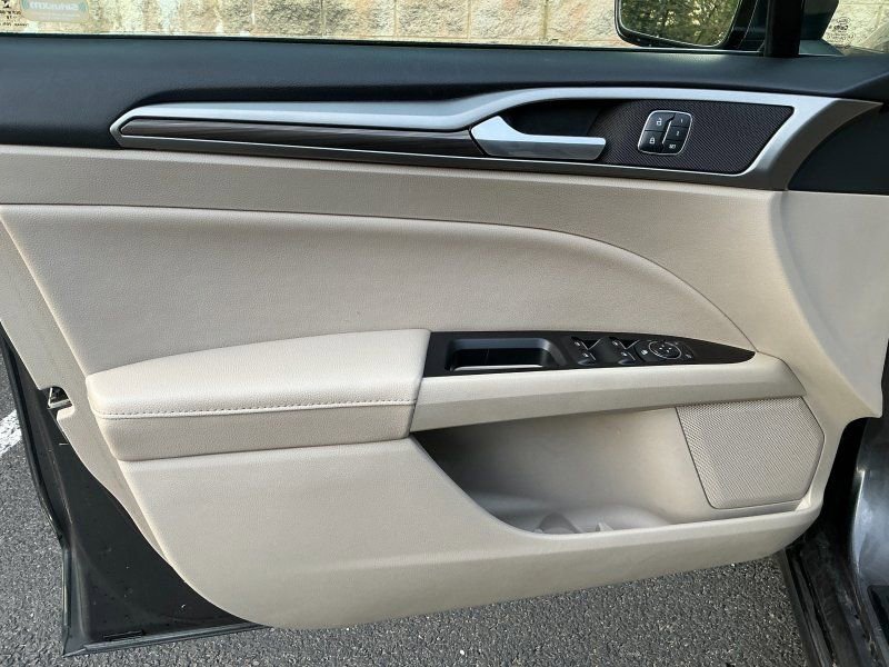 Used 2017 Ford Fusion SE FWD image 24
