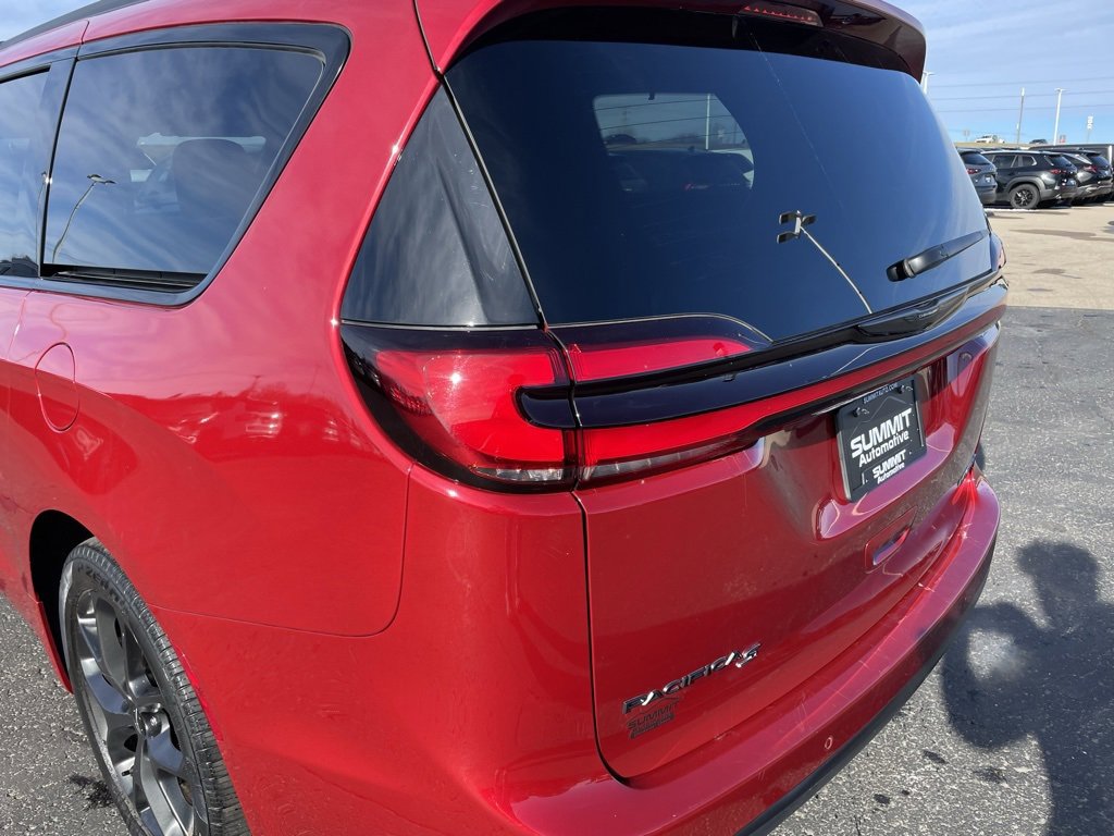 Used 2025 Chrysler Pacifica Limited image 33