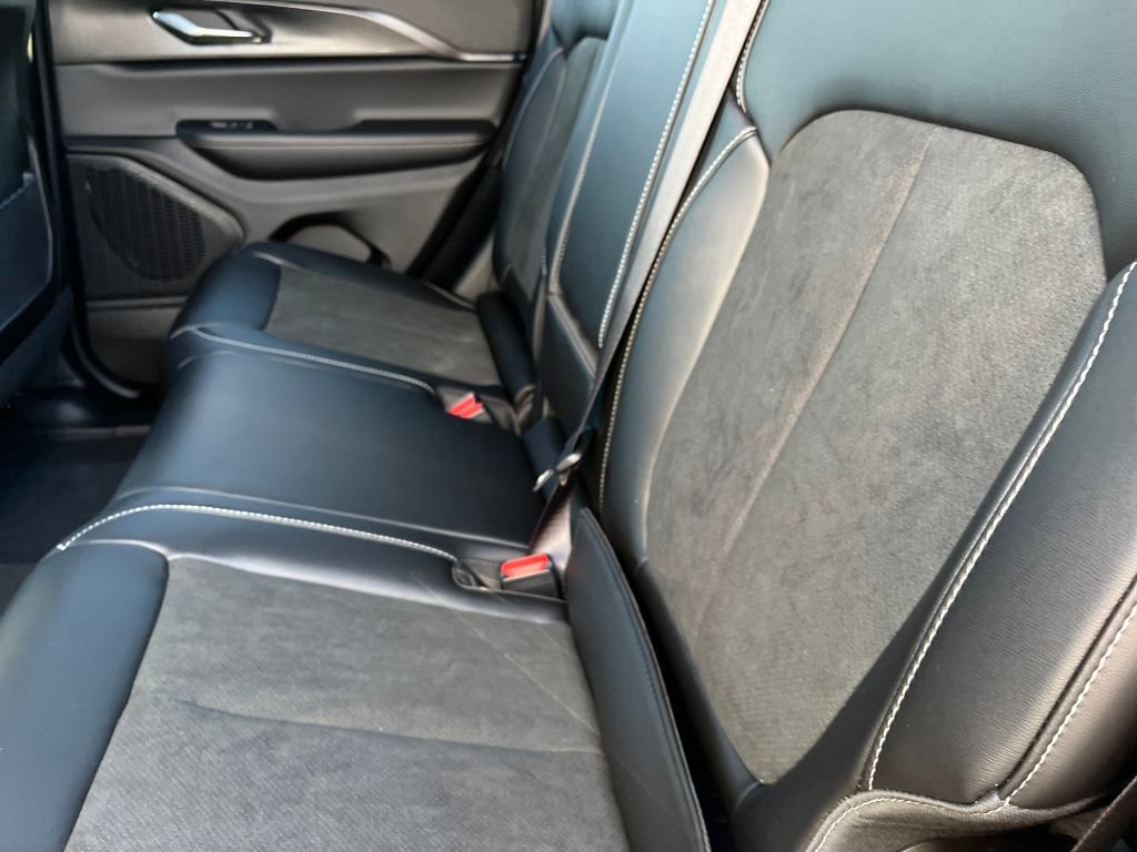 New 2025 Jeep Grand Cherokee Altitude image 24