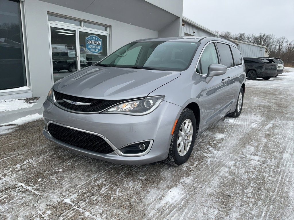 Used 2020 Chrysler Pacifica Touring image 3