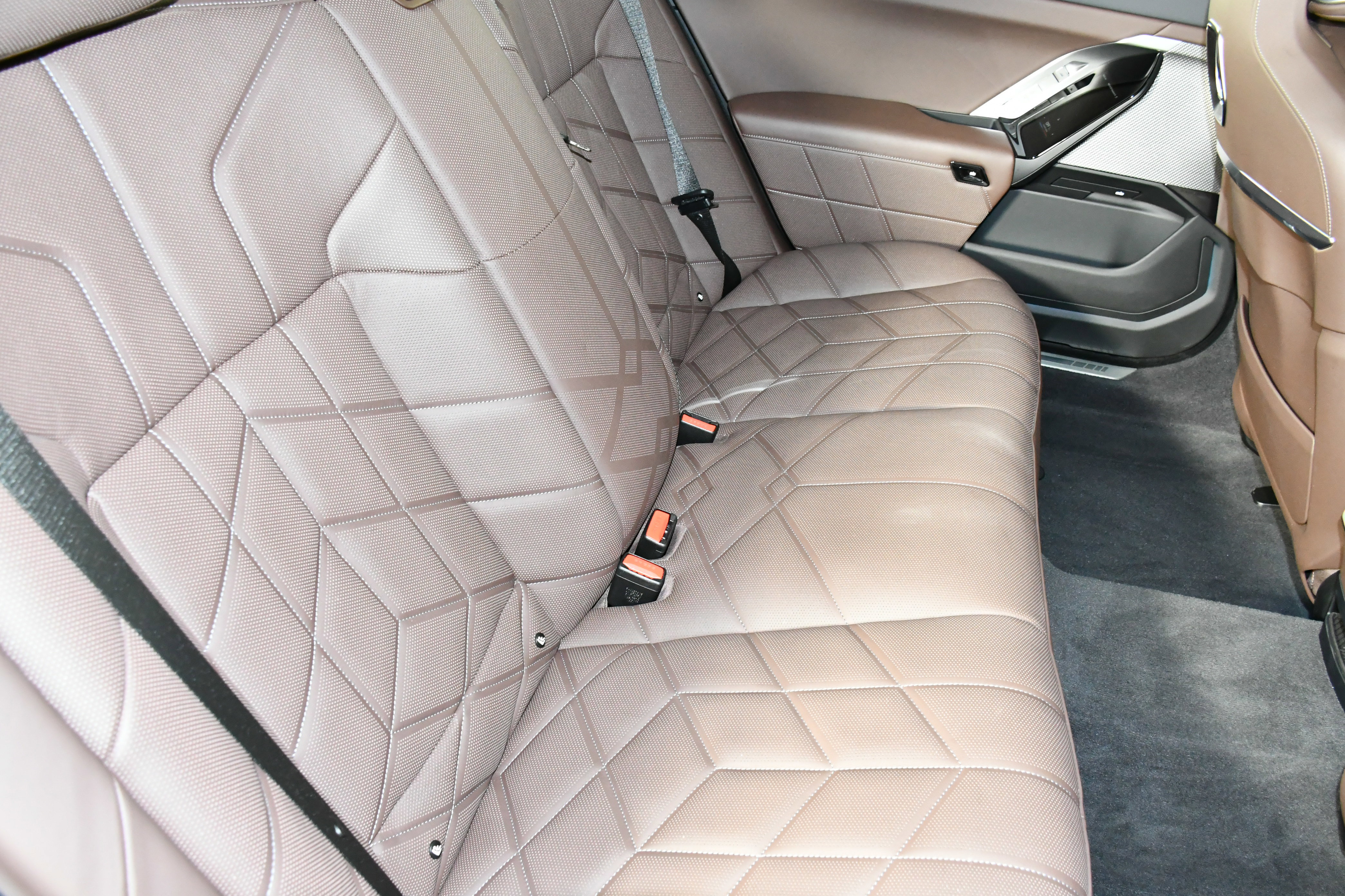 Used 2025 BMW 740i xDrive image 46