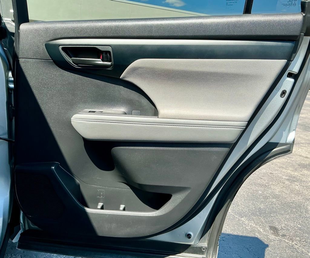 Used 2021 Toyota Highlander LE image 26