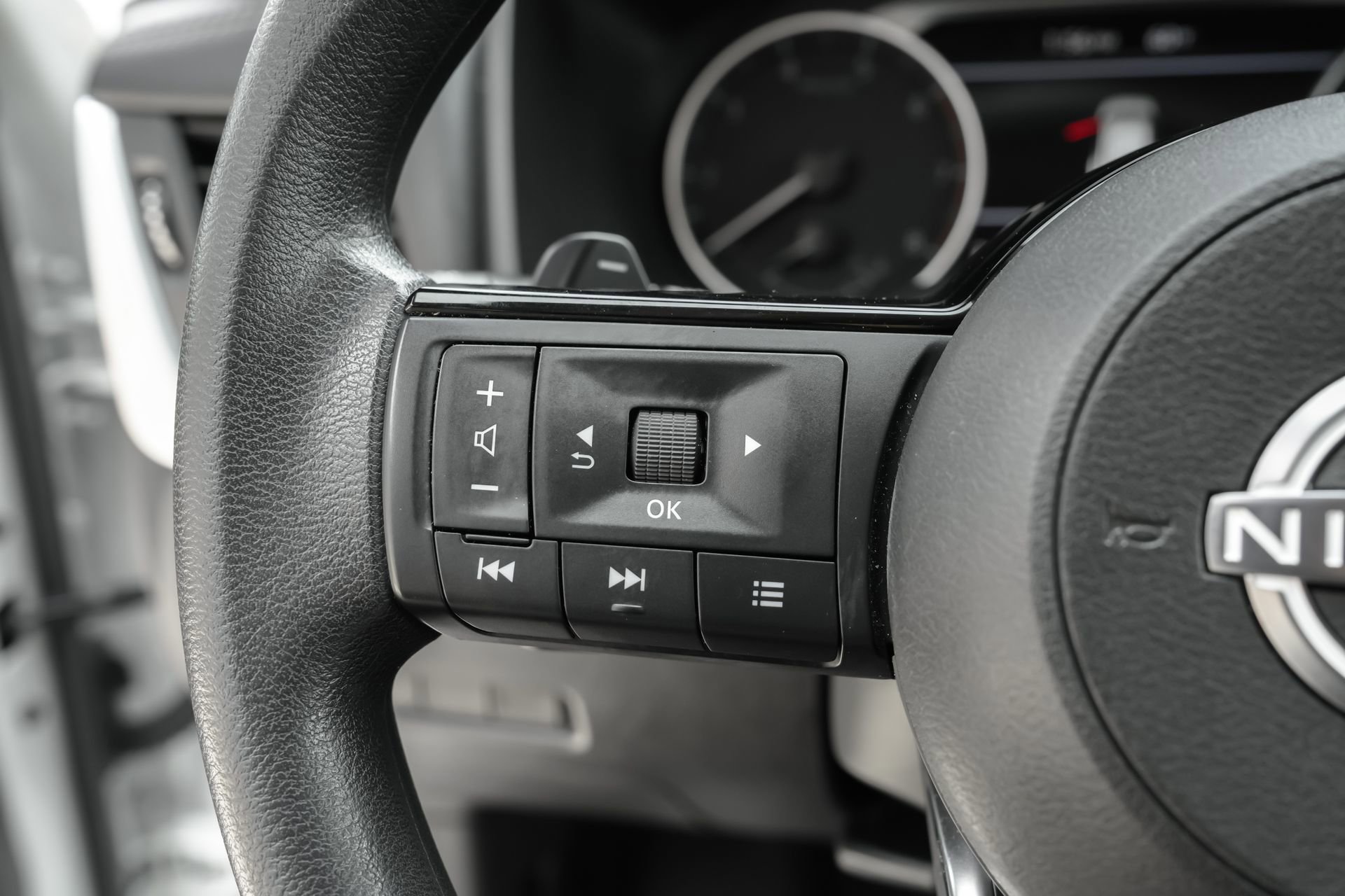 Used 2023 Nissan Rogue SV image 16