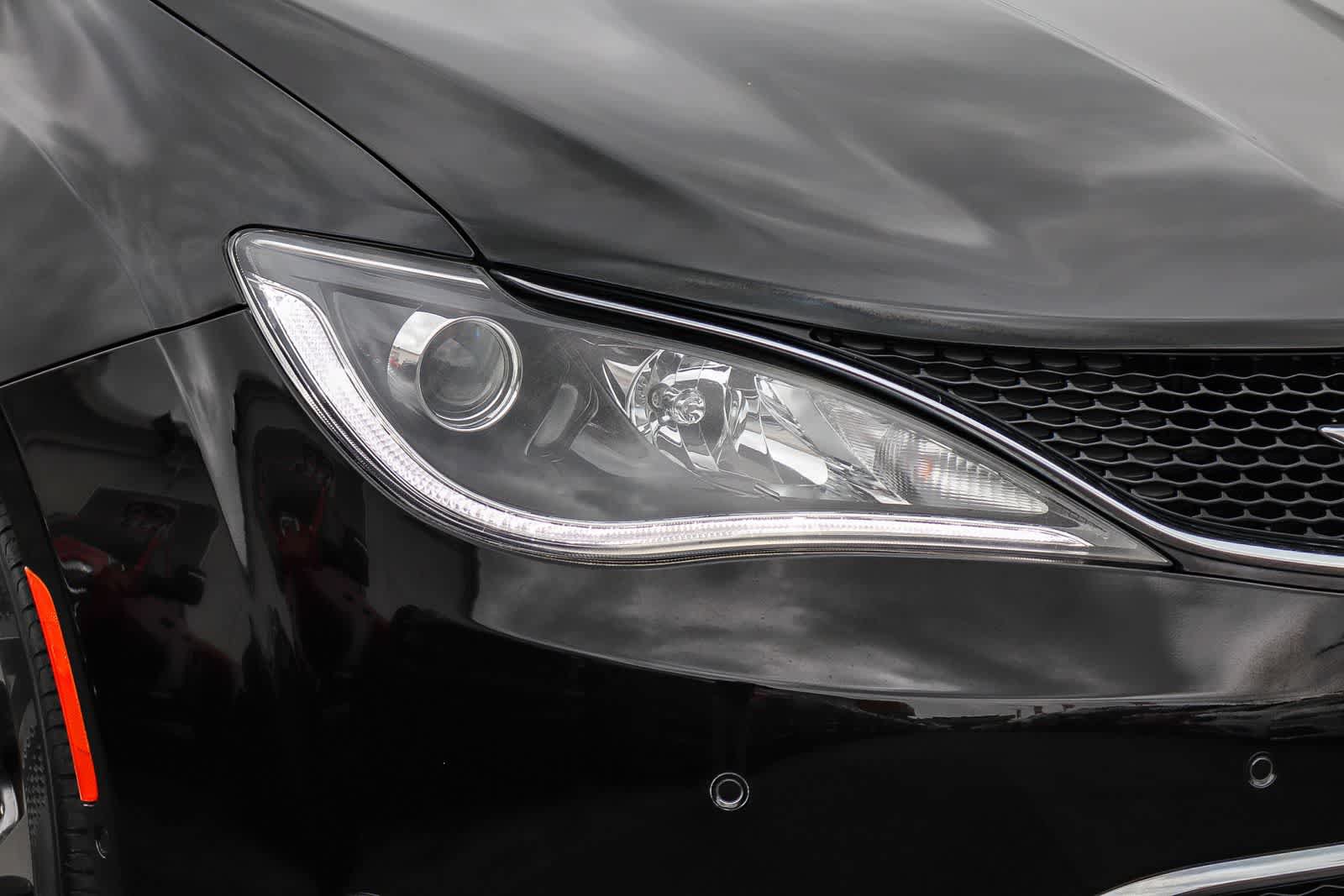 Used 2017 Chrysler Pacifica Limited FWD image 8