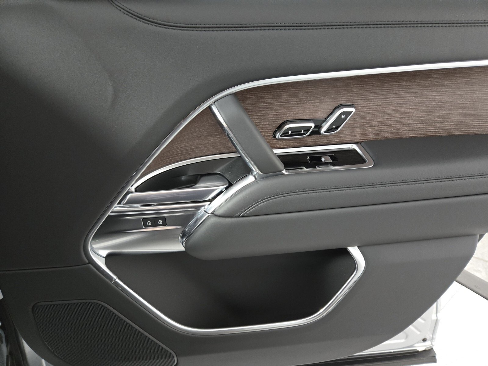 New 2025 Land Rover Range Rover SE image 18