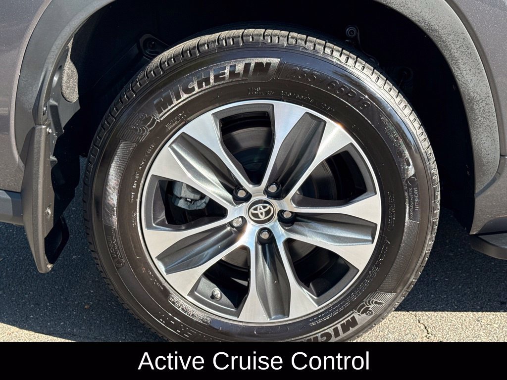 Used 2024 Toyota Highlander XLE AWD/4WD image 10