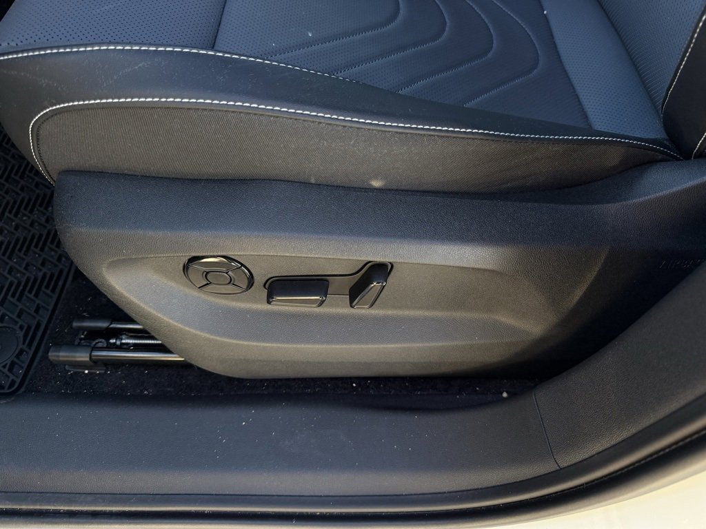 Used 2025 Volkswagen Tiguan SE R-Line image 11