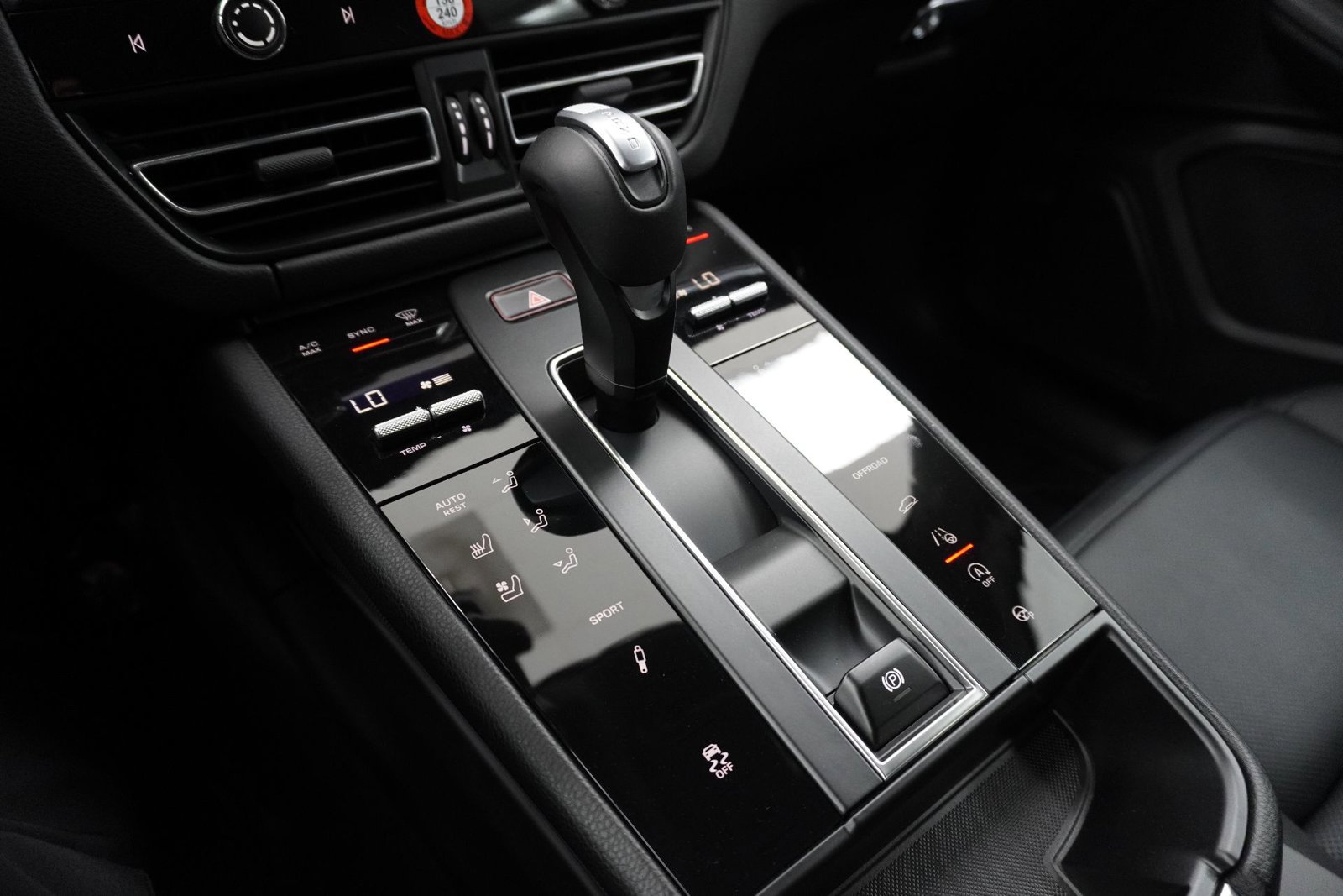 Certified 2025 Porsche Macan AWD/4WD image 23