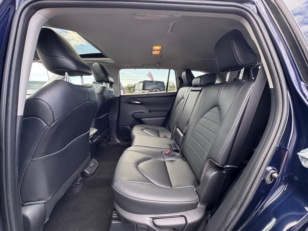 Used 2023 Toyota Highlander XLE image 11