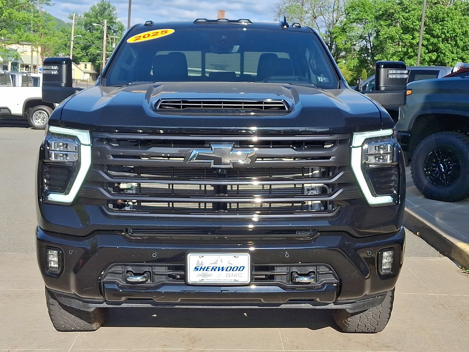 Used 2025 Chevrolet Silverado 2500 High Country w/ High Country Premium Package AWD/4WD image 2