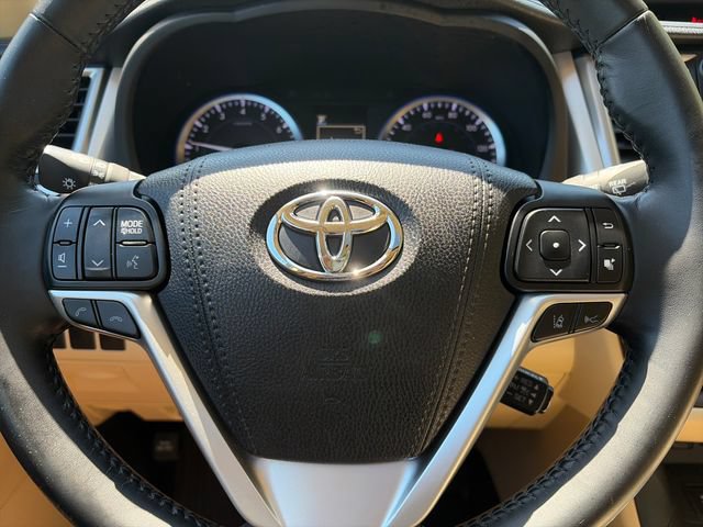 Used 2017 Toyota Highlander XLE AWD/4WD image 32