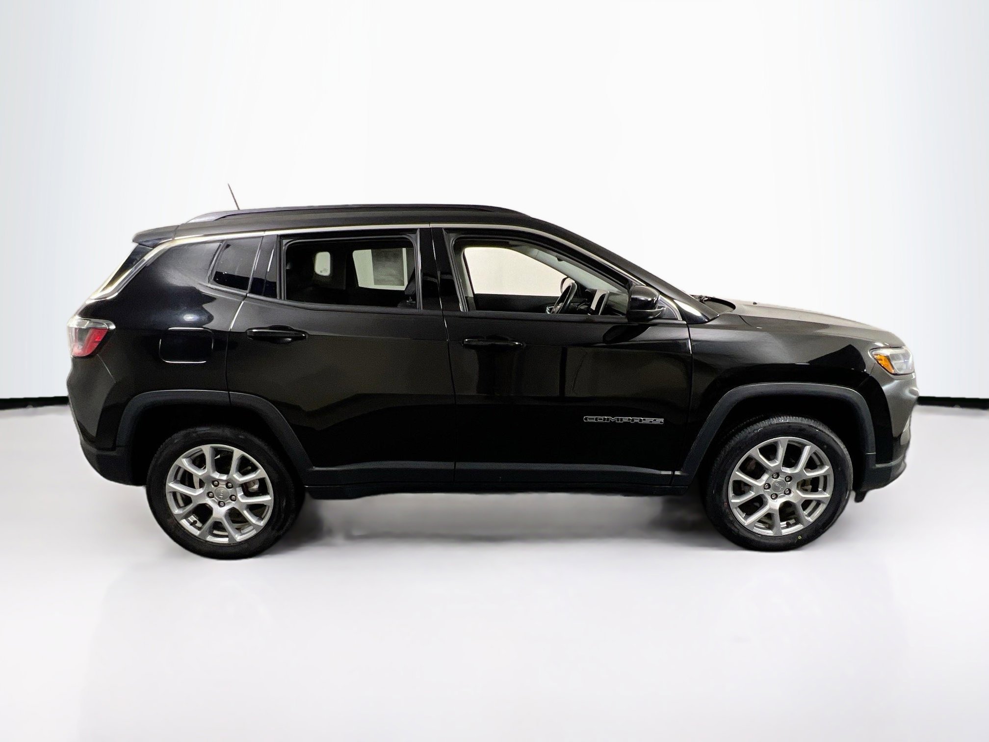 Used 2022 Jeep Compass Latitude w/ Sun and Sound Group AWD/4WD image 4