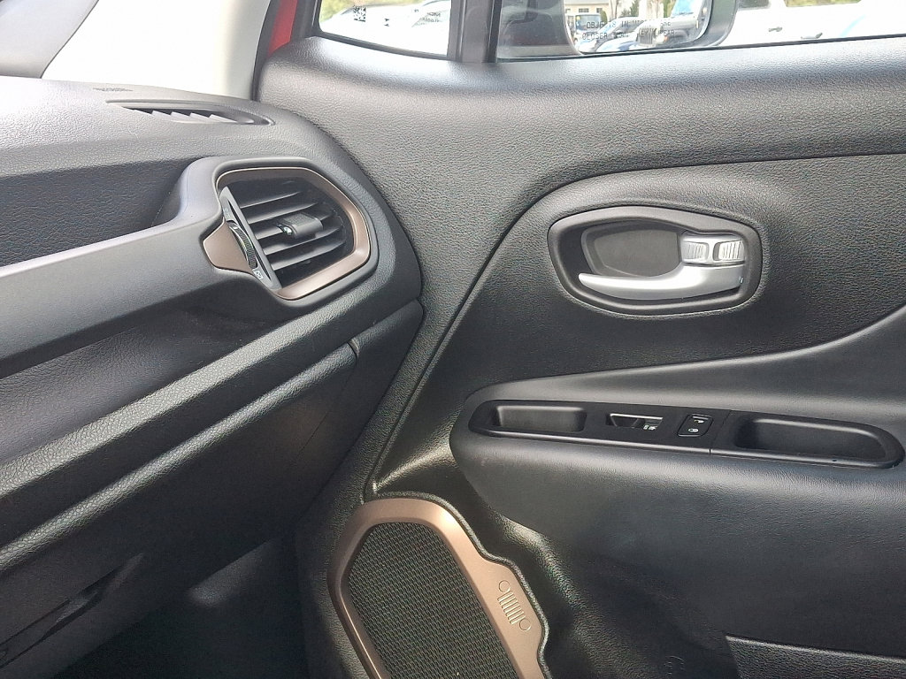 Certified 2023 Jeep Renegade Latitude image 31