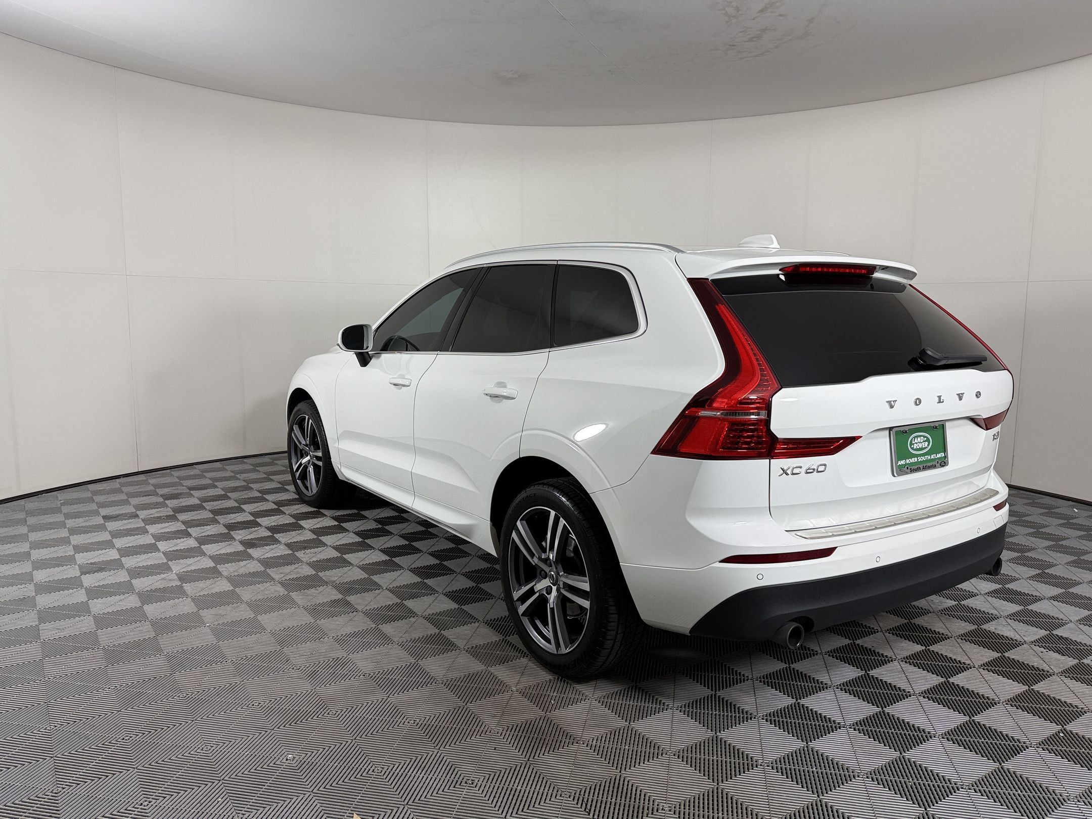 Used 2021 Volvo XC60 T5 Momentum w/ Premium Package AWD/4WD image 3