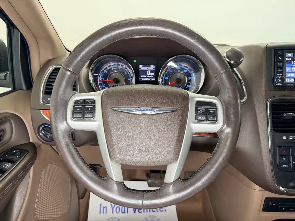 Used 2014 Chrysler Town & Country Touring-L w/ Driver Convenience Group FWD image 18