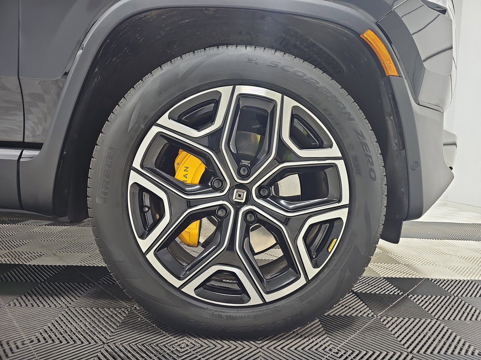 Used 2024 Rivian R1S Adventure AWD/4WD image 11