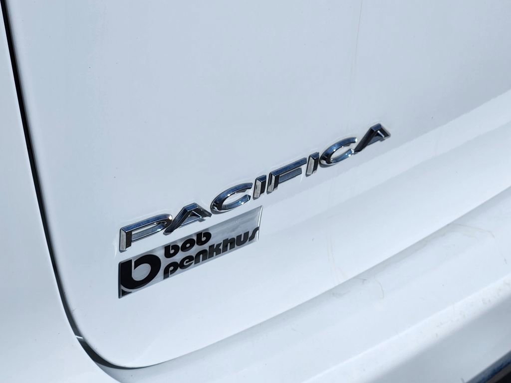 Used 2022 Chrysler Pacifica Touring-L w/ Uconnect Theater Family Group image 31