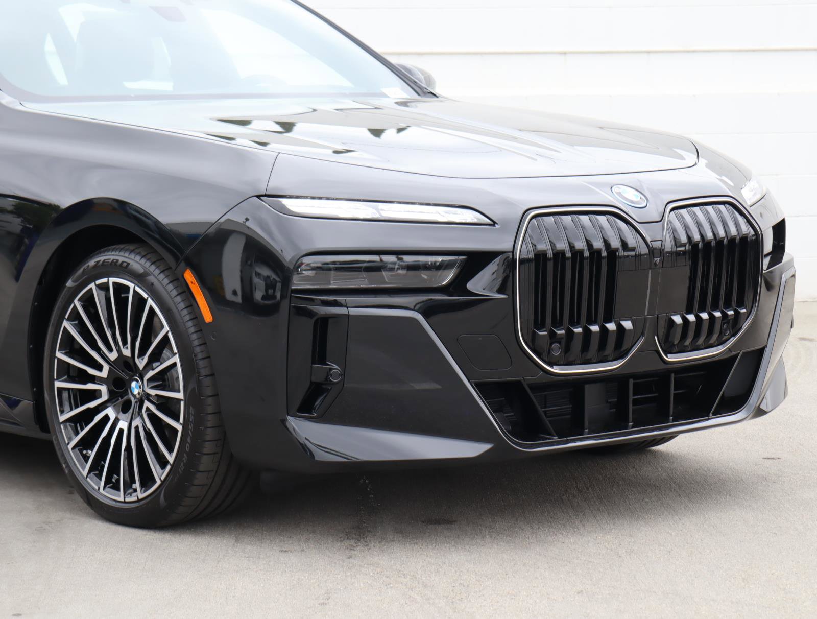 New 2026 BMW 750e xDrive w/ Executive Package image 2
