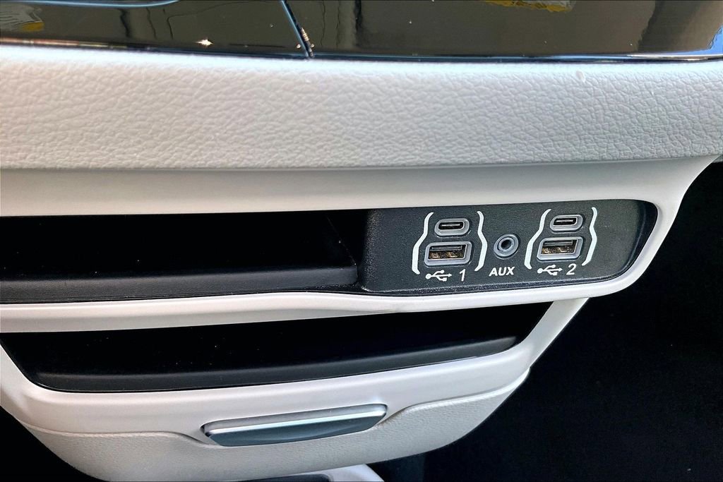 Used 2024 Chrysler Pacifica Touring-L image 14