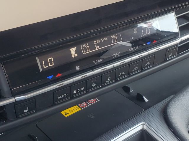 Used 2025 Toyota Sienna XLE FWD image 26