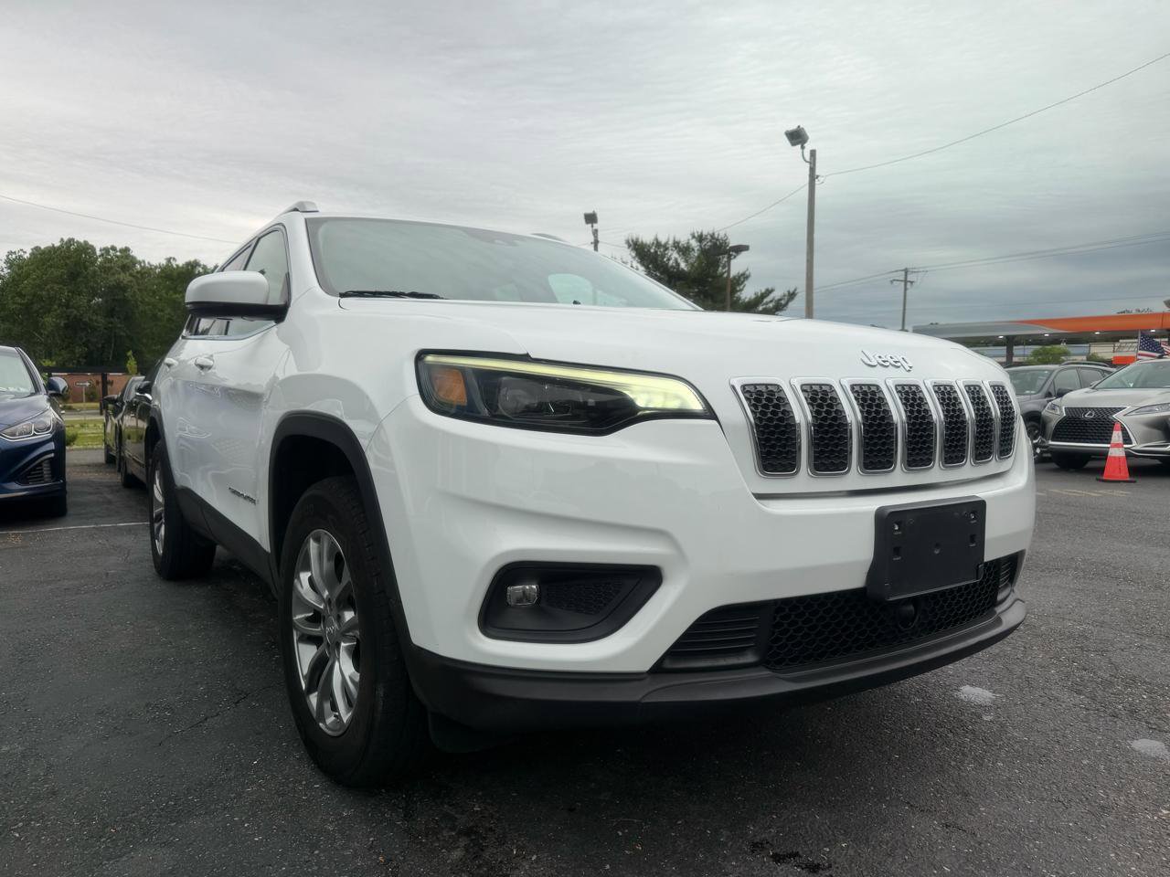 Used 2021 Jeep Cherokee Latitude Plus AWD/4WD image 3