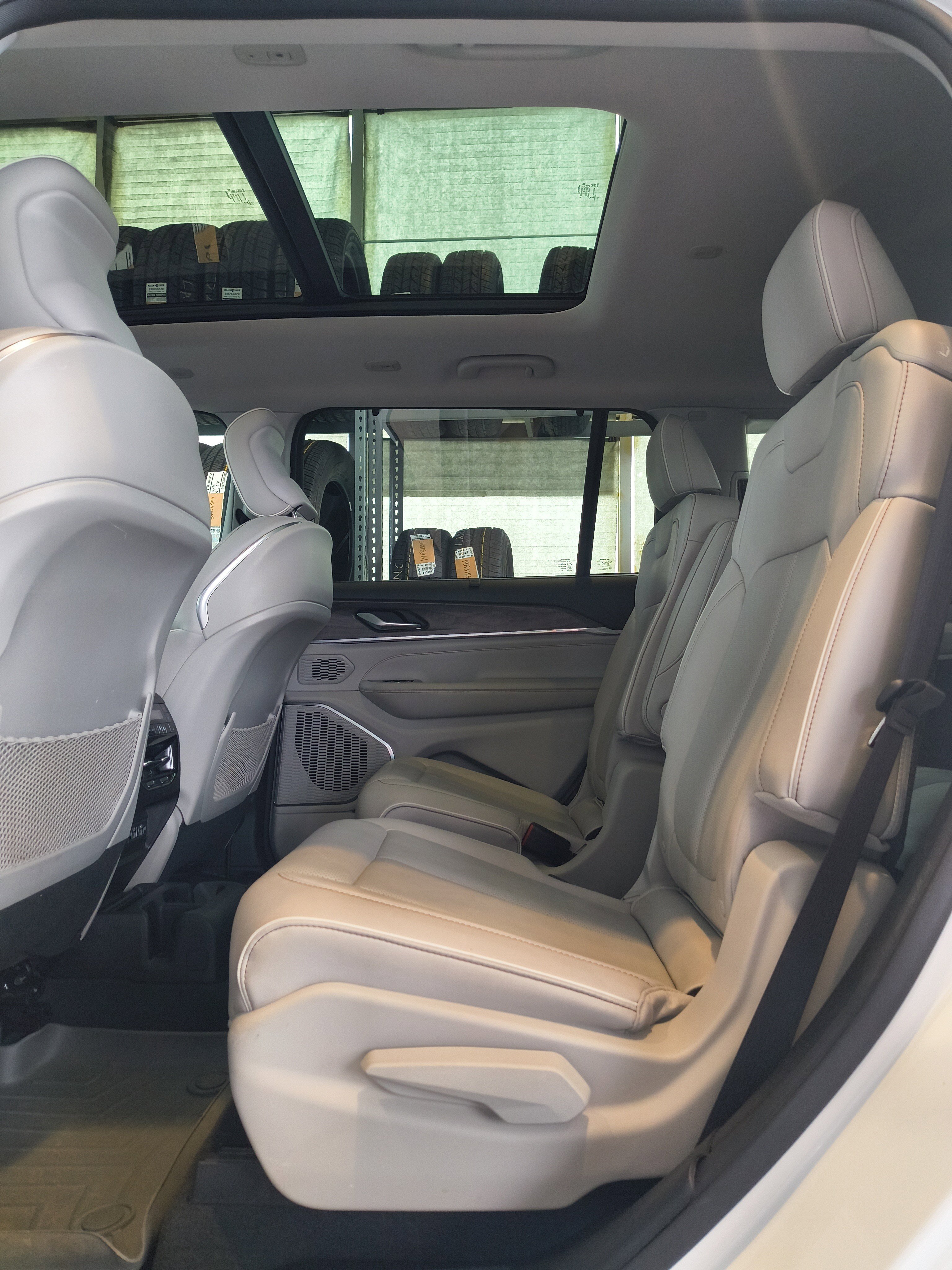 Used 2023 Jeep Grand Cherokee L Overland w/ Luxury Tech Group IV image 22