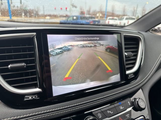 Used 2025 Chrysler Pacifica Limited image 37