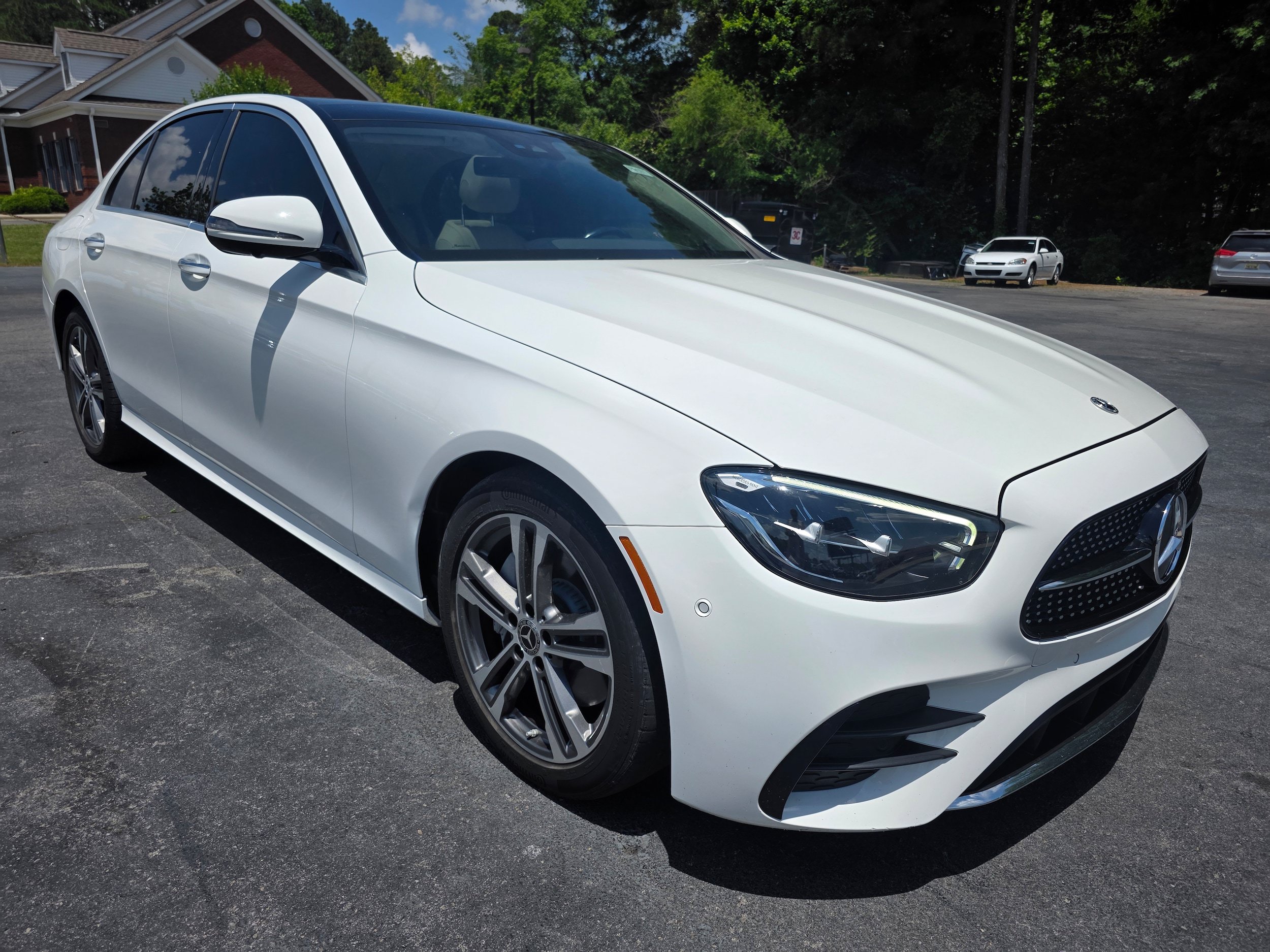 Used 2022 Mercedes-Benz E 350 4MATIC Sedan image 3