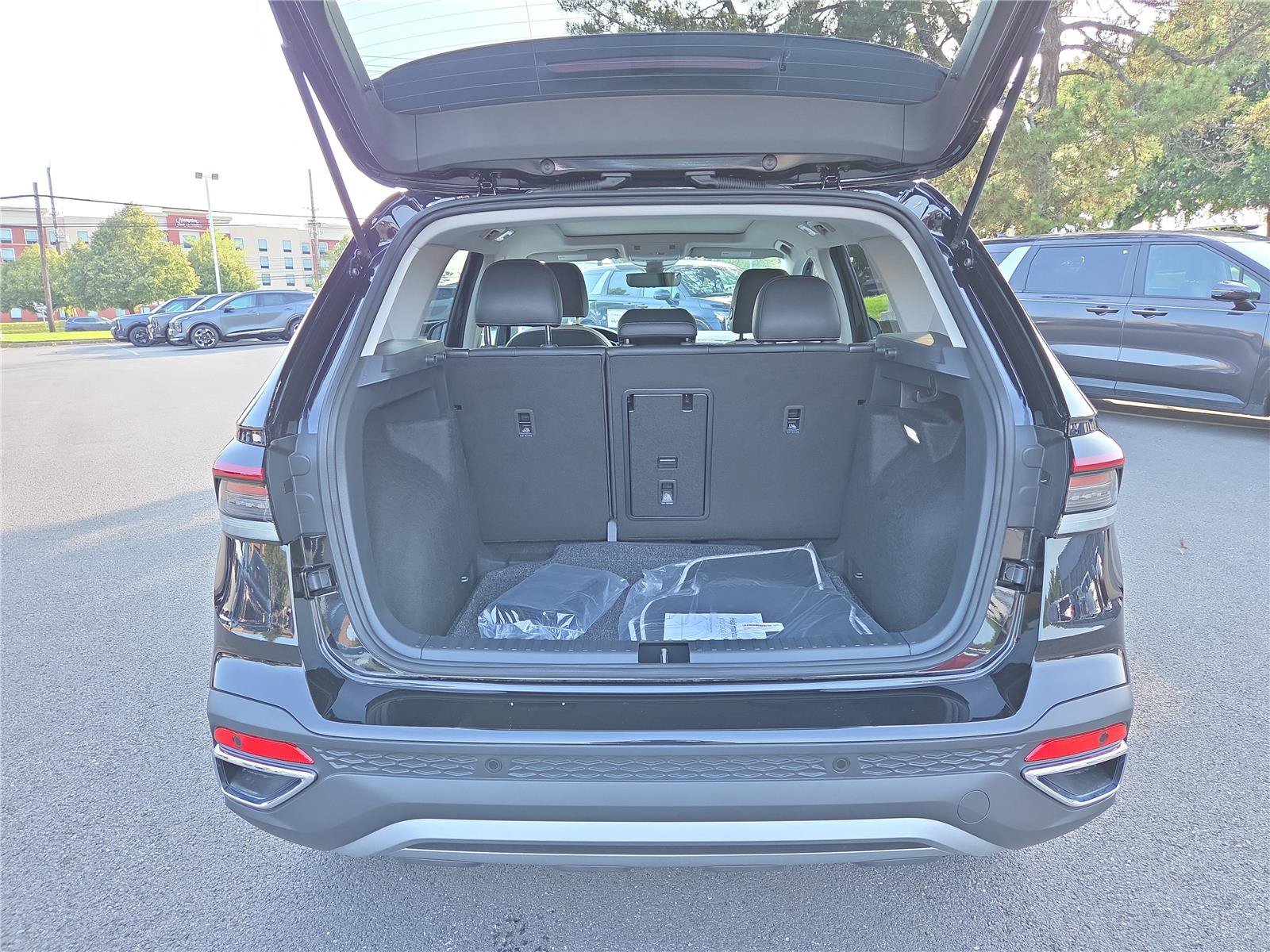 New 2026 Volkswagen Taos SE w/ Panoramic Sunroof Package FWD image 5